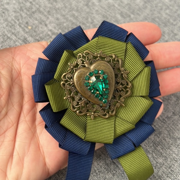 Swarovski Jewelry - Beautiful Swarovski Parisian brooch with Swarovski Crystal